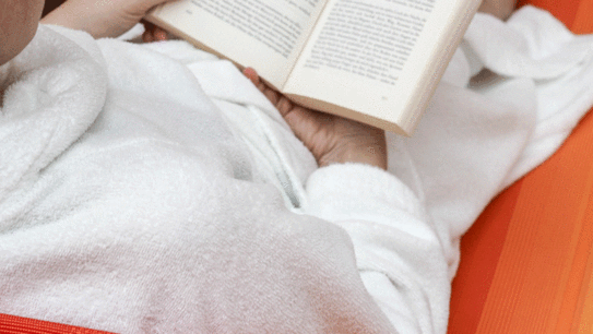 Einfach mal entspannen beim Lesen in der Therme © Shutterstock