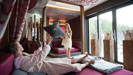 Der Saunabereich ist zwar textilfreie Zone, aber außerhalb der heißen Wände, bleibt das Handtuch am Körper.