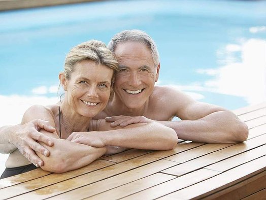 Best Ager Pärchen beim Schwimmen © Shutterstock