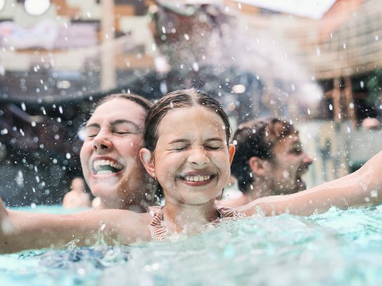Familie im Wasser
